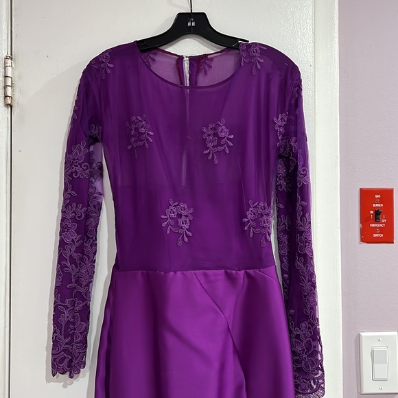 TERANI COUTURE NEW customized lace sleeved dress - Picture 2 of 6